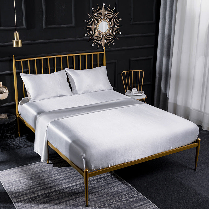 Selene – Luxe Zijde Bedlinnen Set van Vier Stukken