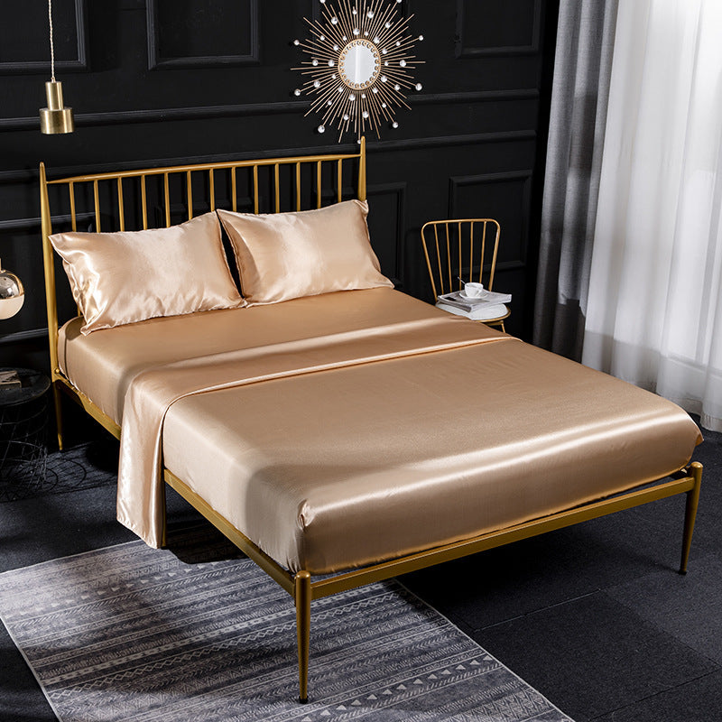 Selene – Luxe Zijde Bedlinnen Set van Vier Stukken