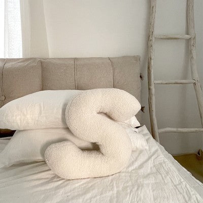 Alaric – Luxe Pluche Kussen met Engelse Letters