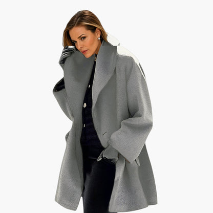 Women's Oversized Lapel Coat Modern Elegant Outerwear for Office and Everyday Wear